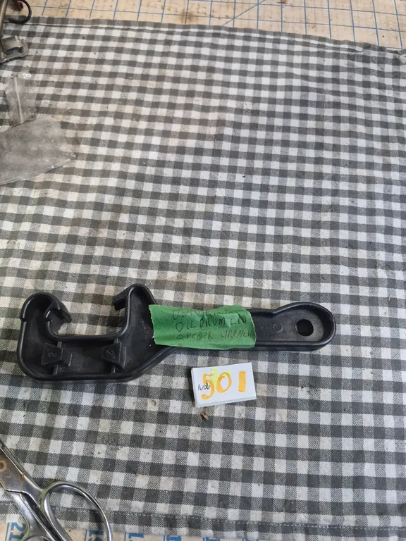 Universal drum lid opener.