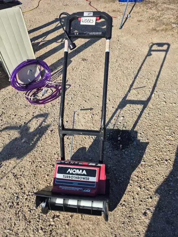Electric snow sweeper