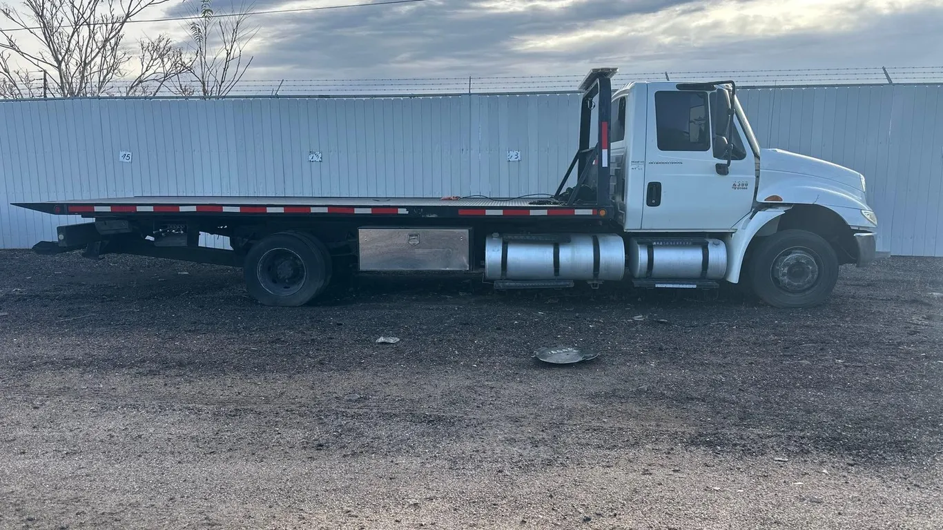2004 INTL 4300 TK 1HTMMAAMX4H609782