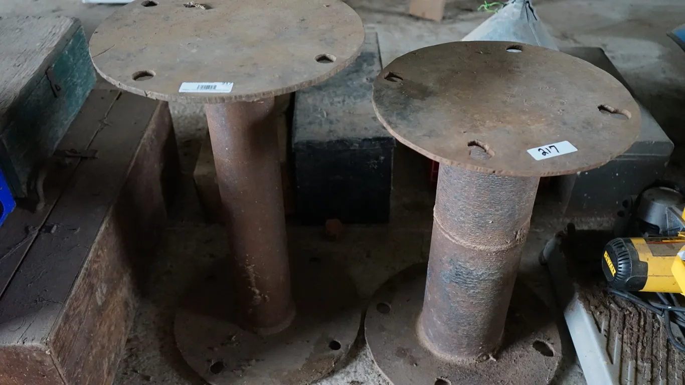2 Metal Stands