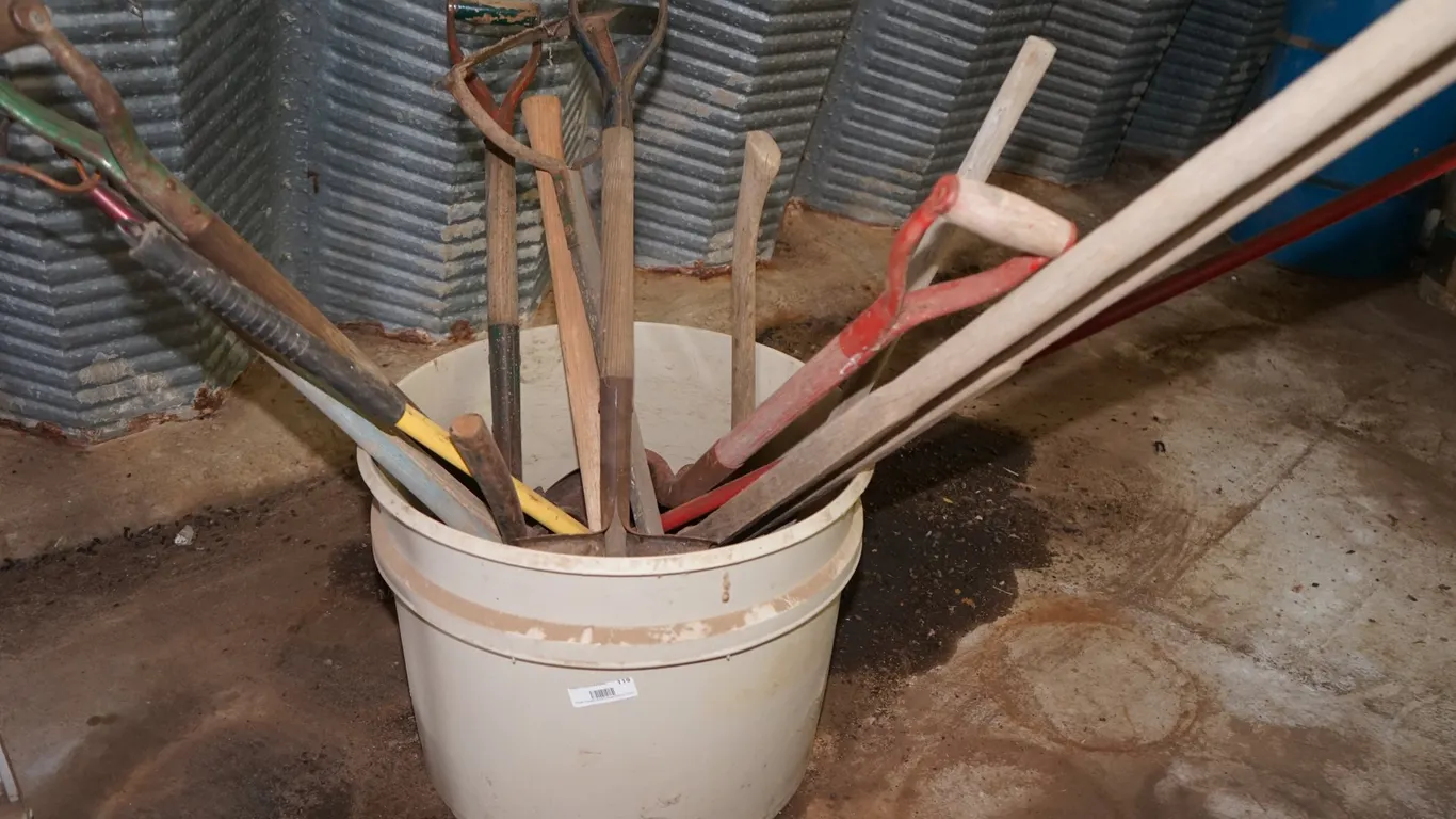 Shovels, Post Hole Digger, Mineral Tub