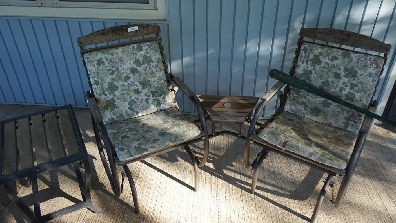 Rocking Connecting Seats with Side Table