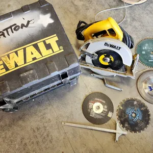 Dewalt 7.25'' Circular Saw DW368 Case Missing One Latch With 4 Extra Blades, Works