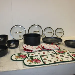 La Marque Cookware & Kitchen Linens