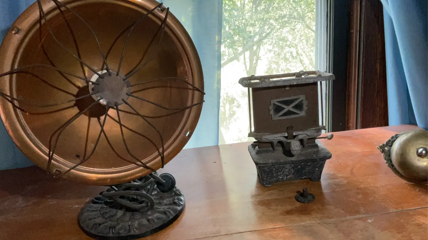  Two old heaters and an old doorbell