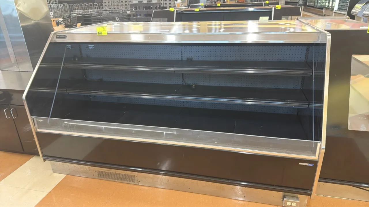 2016 Hillphoenix C000079092PF8R low-profile open refrigerated display case. Features two tiers of adjustable shelving, glass front riser, and glass en