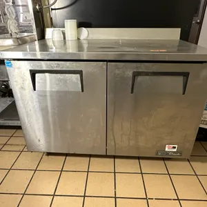 Refrigerated serving table