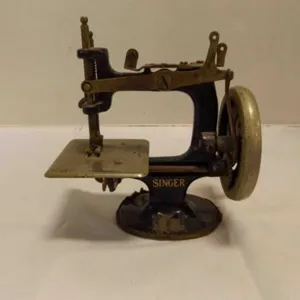 Vintage Singer Model 20 Miniature Child's Sewing