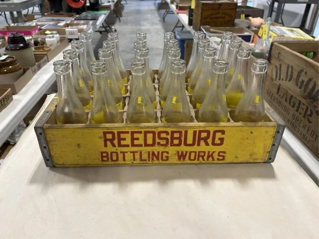Reedsburg Bottling Works Crate w/Pape's Bottles