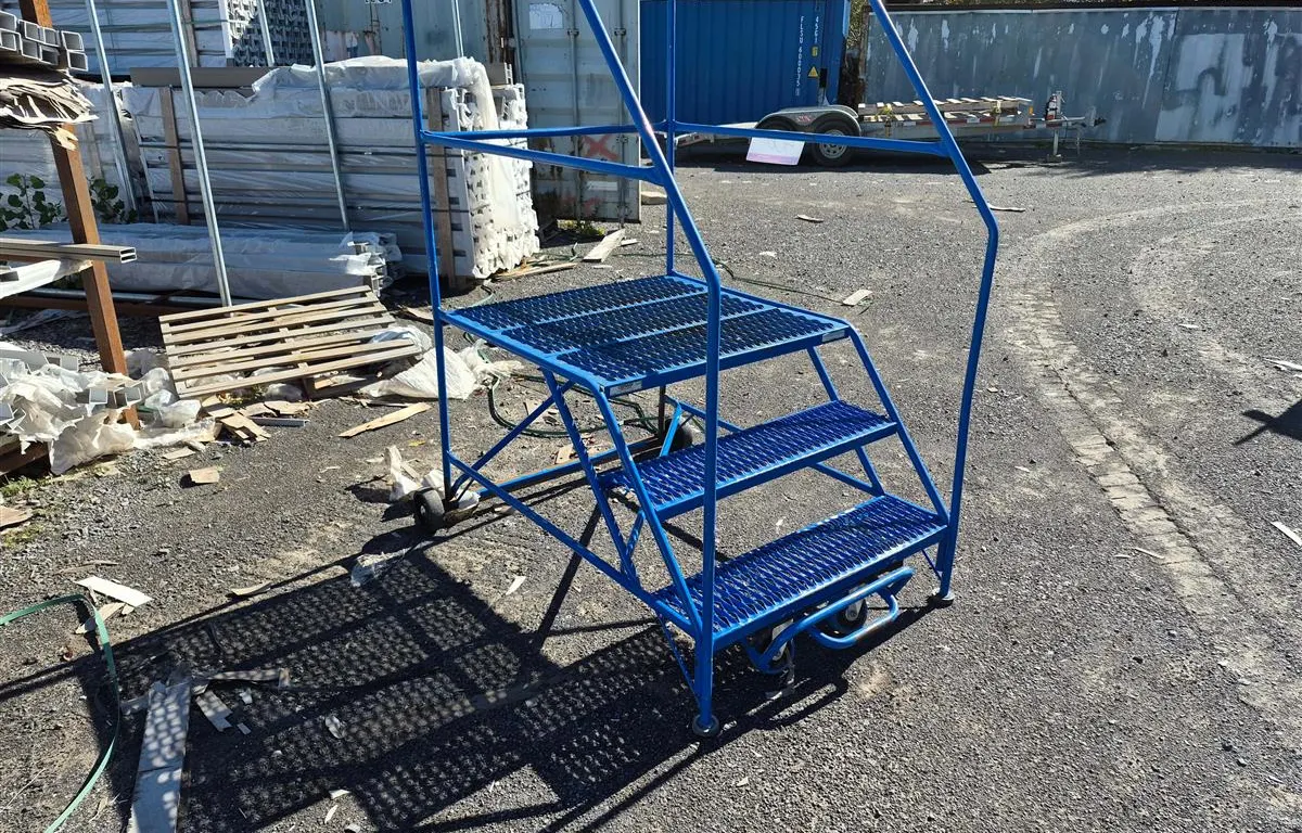 Mobile Rolling Work Platform Ladder
UNRESERVED