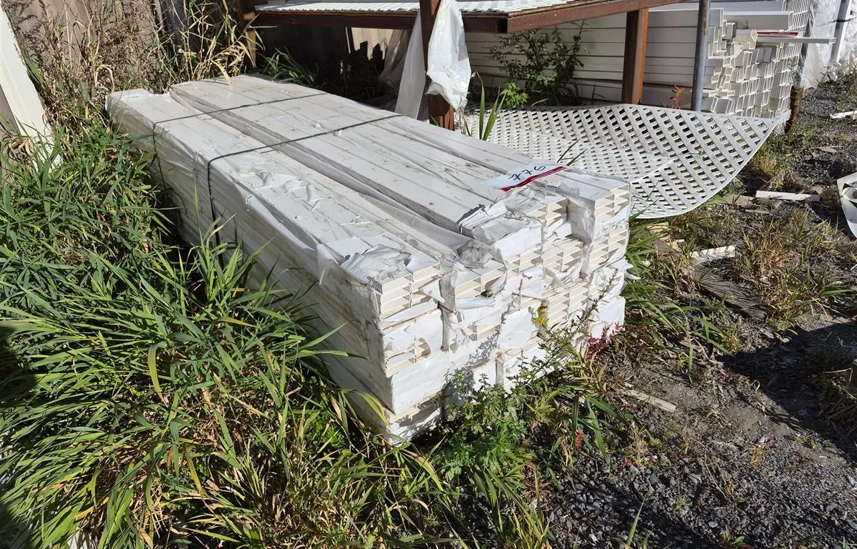 White Vinyl Rectangular Rails
UNRESERVED
