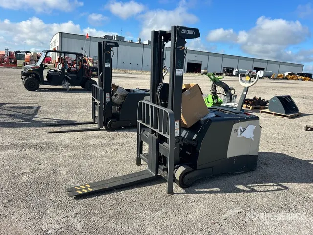 2022 Crown SHC5540-30 3000 lb Electric Stacker