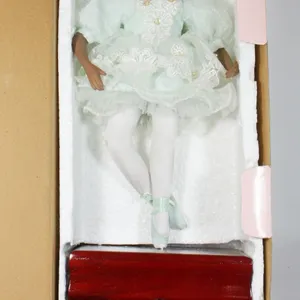 VINTAGE PORCELAIN BALLERINA DOLL ON WIND UP MUSIC