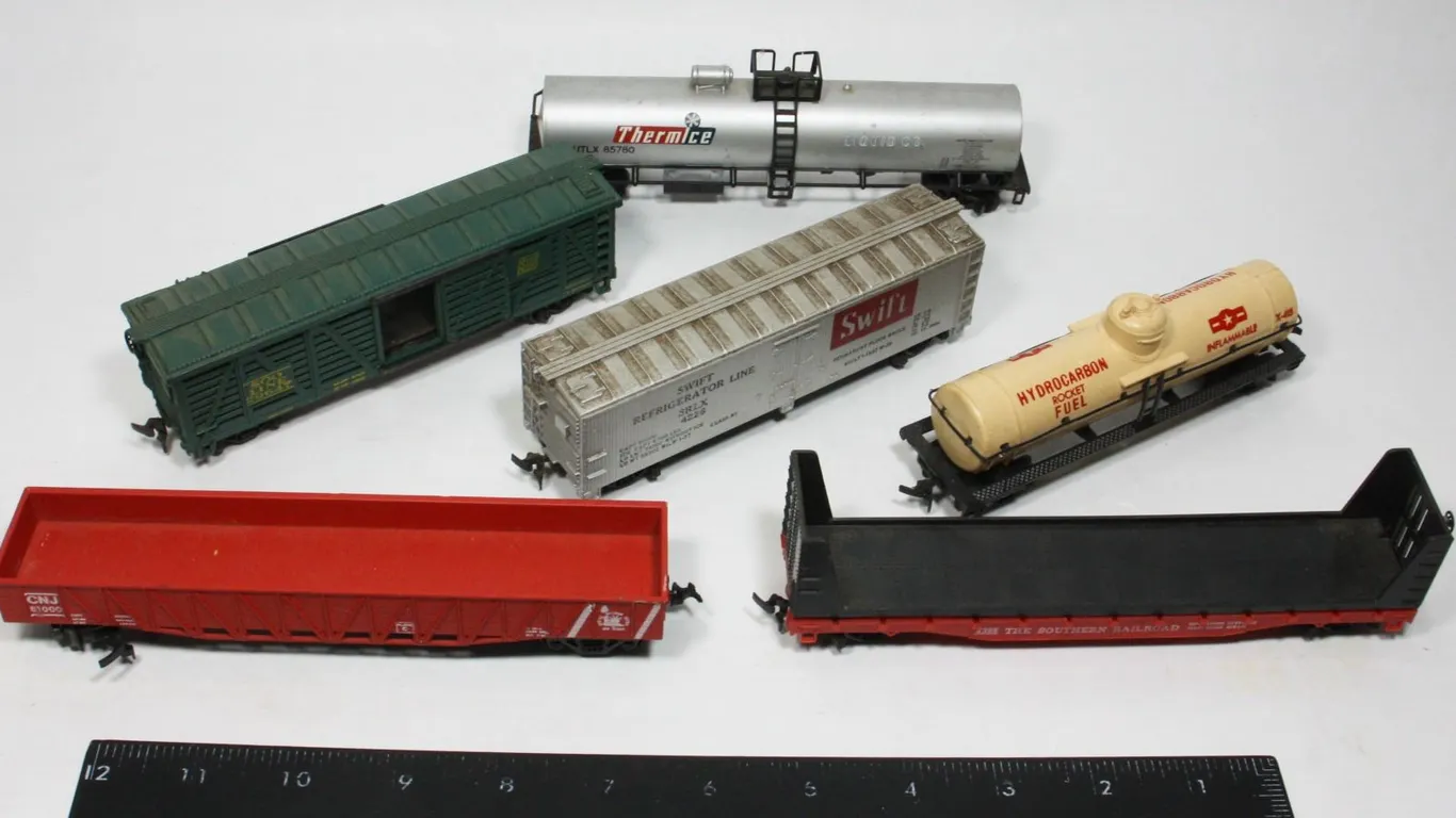 LOT OF 6 MISCELLANEOUS MODEL TRAIN CARS