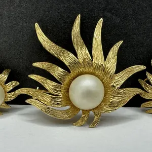 Țară Costume Goldtone Textured Big Pearl Brooch Pin & Clip Earring Set