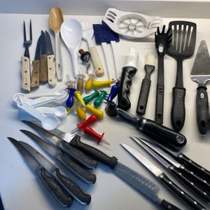 Kitchen Utensils and Knives Set with Mixed Materials