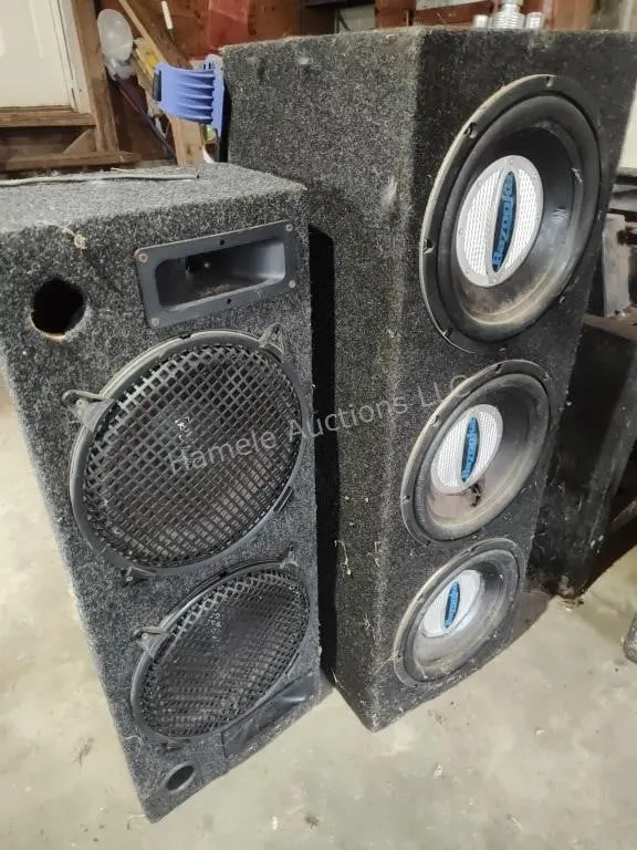 2 speaker boxes