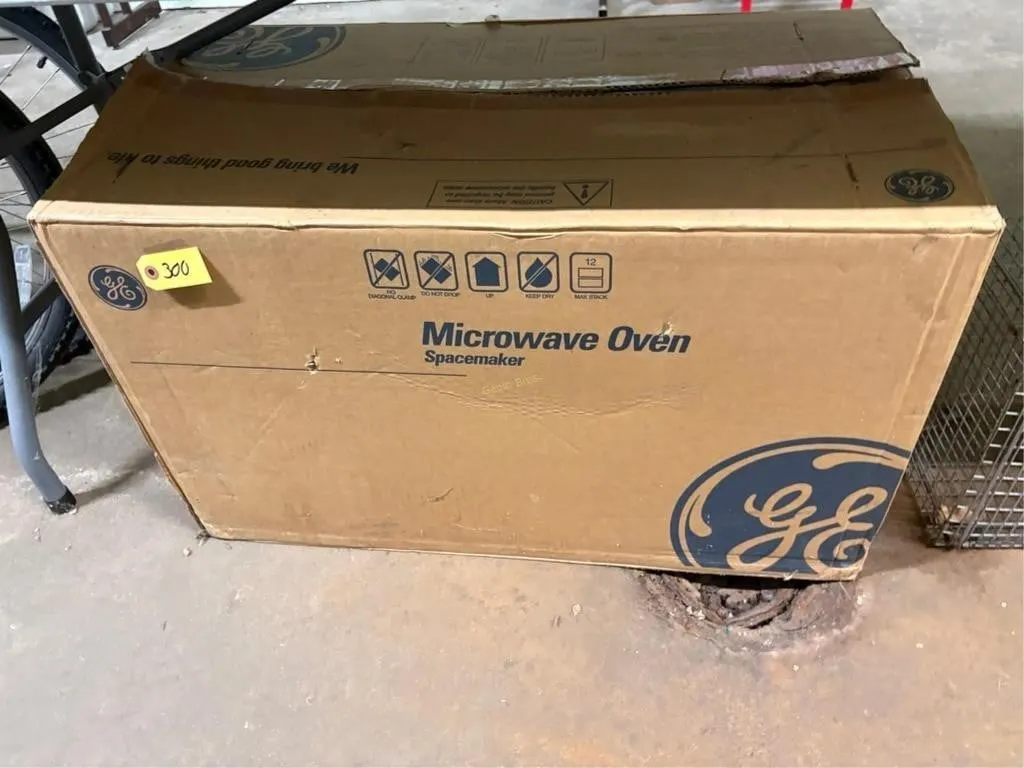 GE Spacemaker Microwave - over the stove