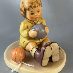 M.I. Hummel Club Exclusive 1998/99 At Play #632 Figurine with Box Goebel Germany