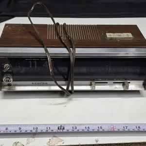 Vintage Lloyd’s AM/FM Alarm Clock