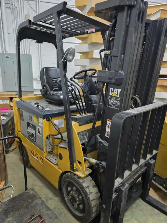 FEATURED CAT ELECTRIC FORKLIFT
