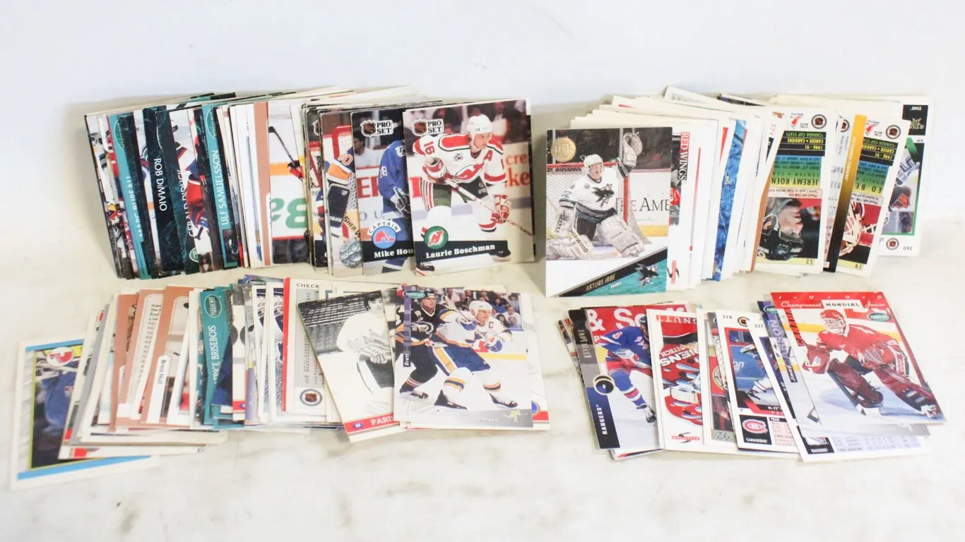 LOT OF 200 VINTAGE NHL CARDS
