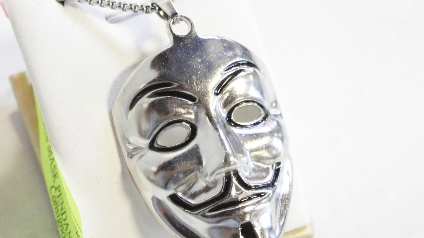 NEW V FOR VENDETTA ANONYMOUS MASK PENDANT