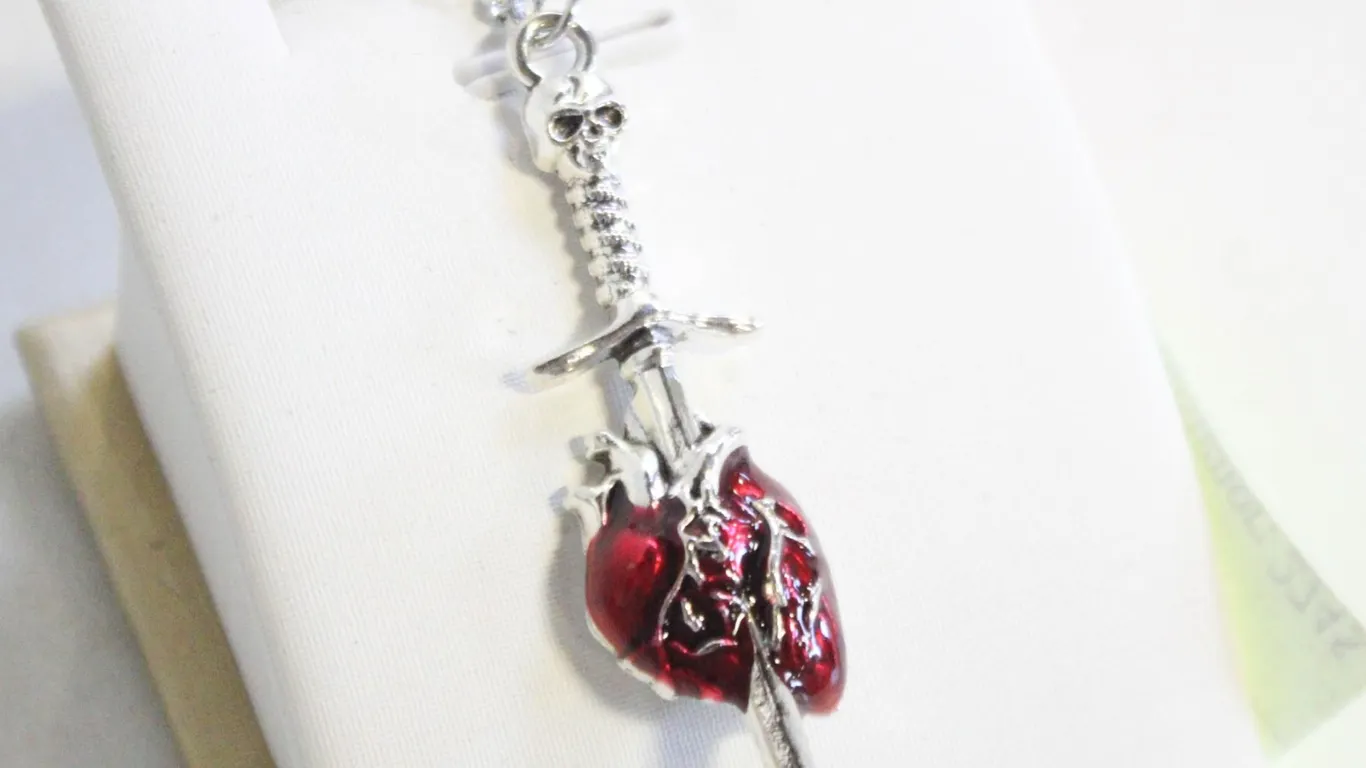 NEW HALLOWEEN HEART NECKLACE