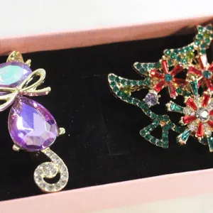 NEW 2PCS BROOCH SET