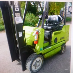 CLARK 4000LB LIFT TRUCK