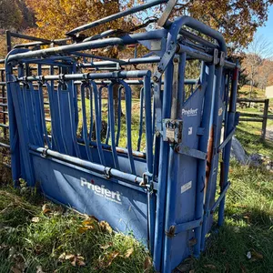 Priefert Manual Cattle Squeeze Chute with Headgate & Palpation Cage