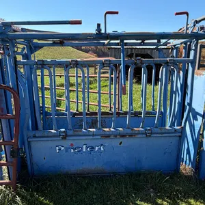 Priefert Manual Cattle Squeeze Chute with Headgate