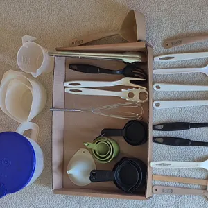 ASSORTED KITCHEN UTENSILS