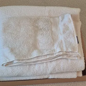 3 BATH TOWELS AND 1 HAND TOWEL