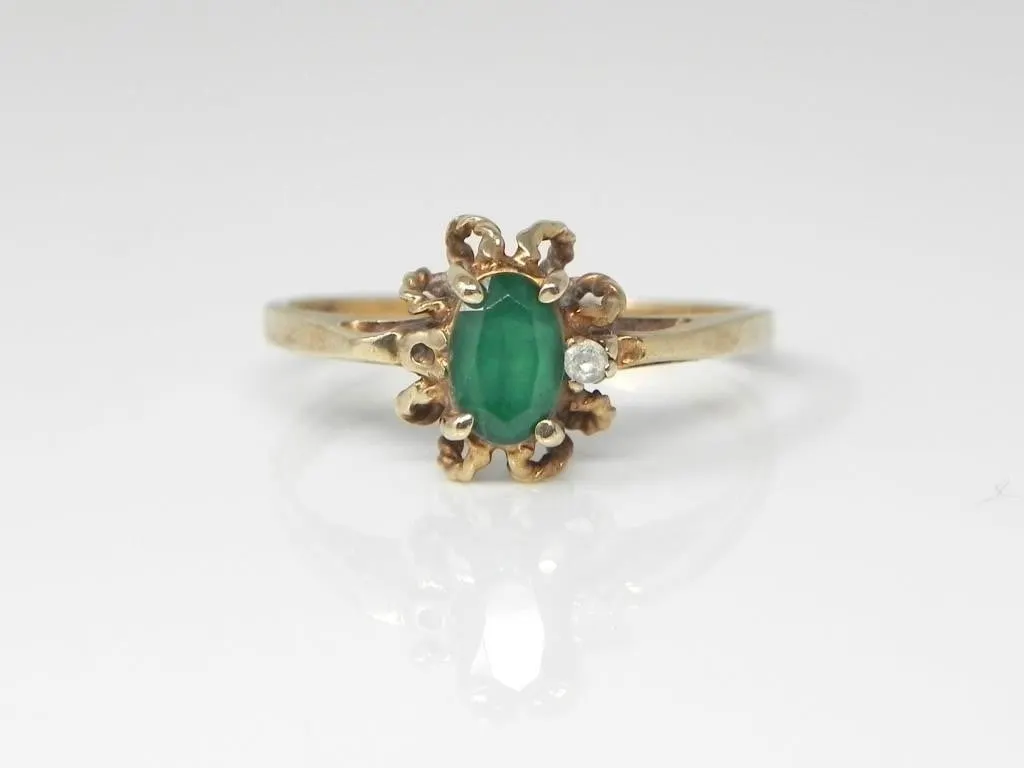 10KT GOLD SYNTHETIC EMERALD RING 1.9g $200.00