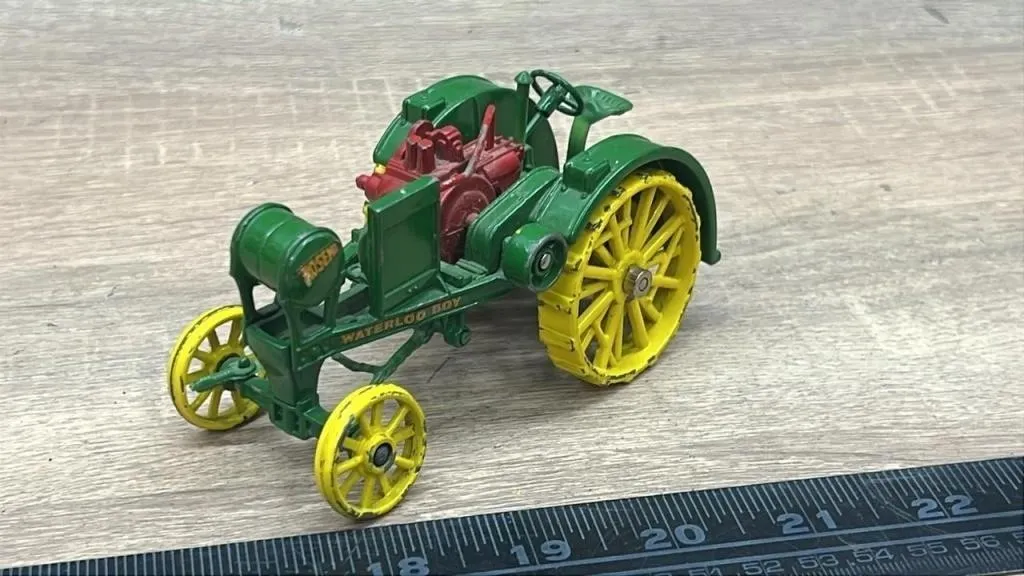 ERTL 1:43 Waterloo Boy Tractor