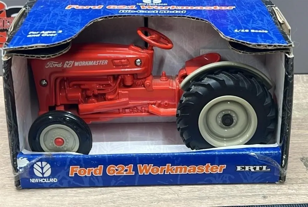 ERTL 1:16 Ford Model 621 Workmaster Tractor