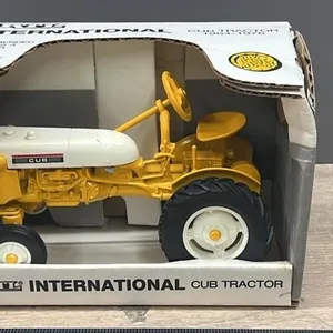 ERTL 1:16 International Cub Tractor